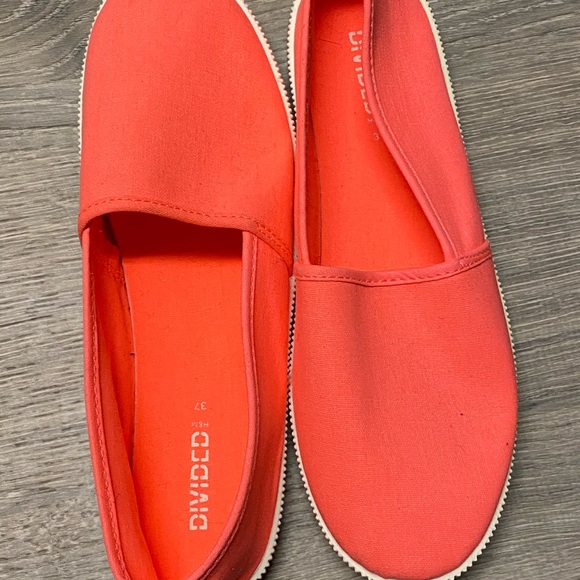 Flats - Picture 2 of 3